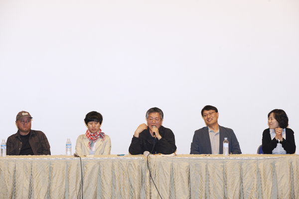  (왼쪽부터) 구성주 감독, 이미연 감독, 황규덕 감독, 허욱 교수, 어지연 프로듀서