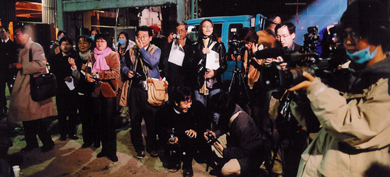 취재에 여념이 없는 일본 기자단