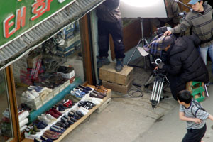 여민이 신발가게의 유리를 깨는 장면
