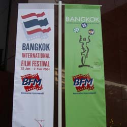 시내 극장가에 설치된 영화제 광고판과 샹그릴라 호텔에 걸린 프랭카드.