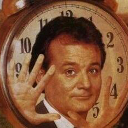'사랑의 블랙홀'의 포스터에서 시계 속에 갇힌 빌 머레이