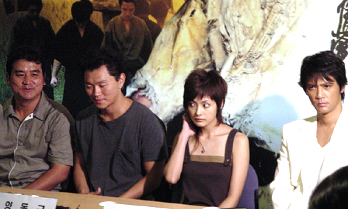 왼쪽부터 양윤호 감독, 양동근, 히라야마 아야, 가토 마사야