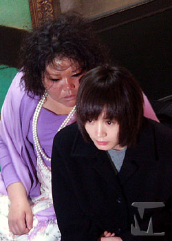 죽은 후배의 귀신이 김혜수 집에서 기다린다.