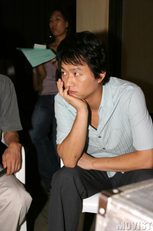 모니터 와중에 감독의 의견을 경청하는 김유석.
