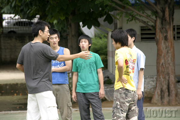 처음 공개된 촬영 씬은 김태우가 동네 아이들과 '강제로(?)'농구 시합을 하는 장면.
