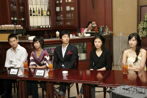 촬영을 마치고 기자 간담회에 모인 출연 배우들.