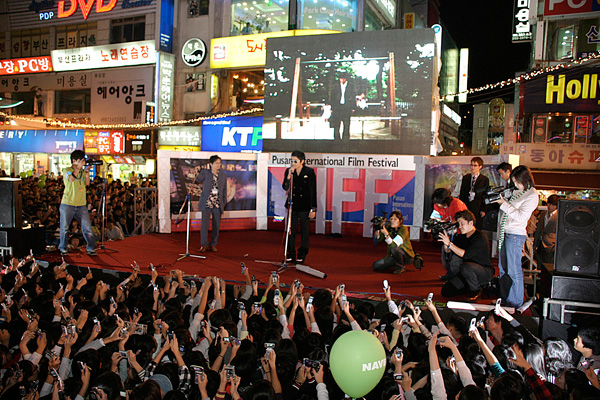모두들 시선집중!!... 영화 '6월의 일기' 야외 무대 인사에 나선 '문정혁'