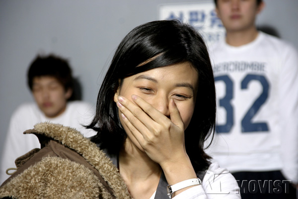 자신의 재미있는 모습을 보고 웃음을 참지 못하는 '김하늘'