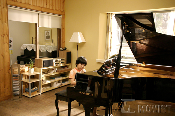 피아노와 음악을 사랑하는 소년... 그의 유려한 연주가 시작되었는데...