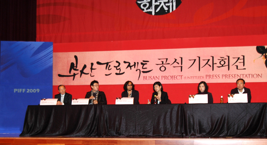  (좌로부터) 김동호 집행위원장, 장준환, 유키사다 이사오, 에이미 김, 압피라디 람풍푼, 오석근 