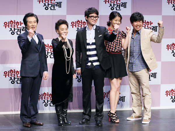  (왼쪽부터) 백윤식, 김수미, 송새벽, 이시영, 박철민 