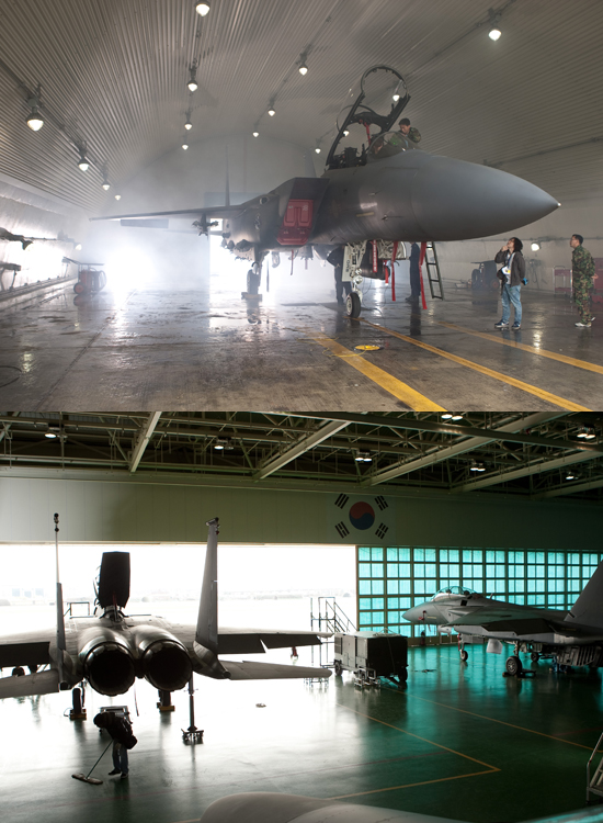  (위) 이글루 속 F-15K, (아래)정비 격납고에 옮겨진 F-15K