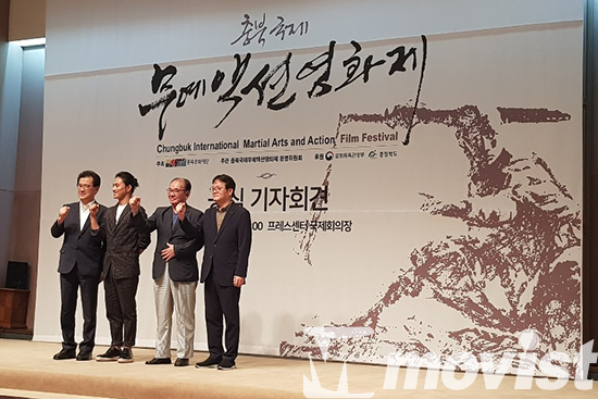  왼쪽부터 이시종 이사장, 배우 김성규, 이두용 운영위원장, 오동진 총감독