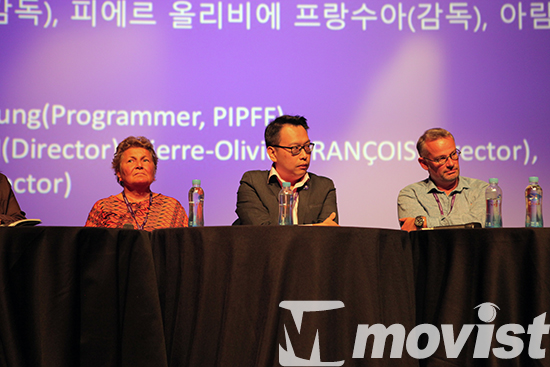  지난 17일(토) 알펜시아시네마에서 열린 '북한에서 영화찍기' 대담에 참석한 페피 료마놀리 감독(왼쪽) 