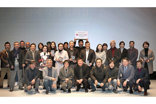  2017년 제4회 한국영화제작가협회상 당시 이춘연 대표 (아랫줄 왼쪽에서 네 번째)